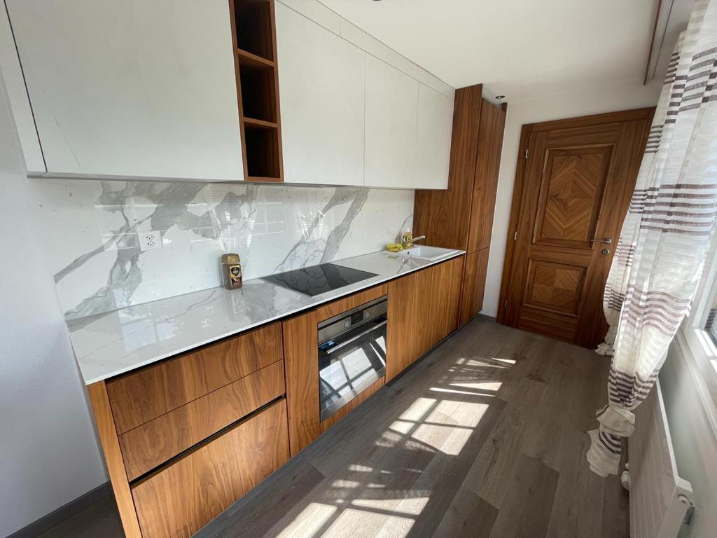 Moderne Einzigartige Wohnung In ألتدورف المظهر الخارجي الصورة
